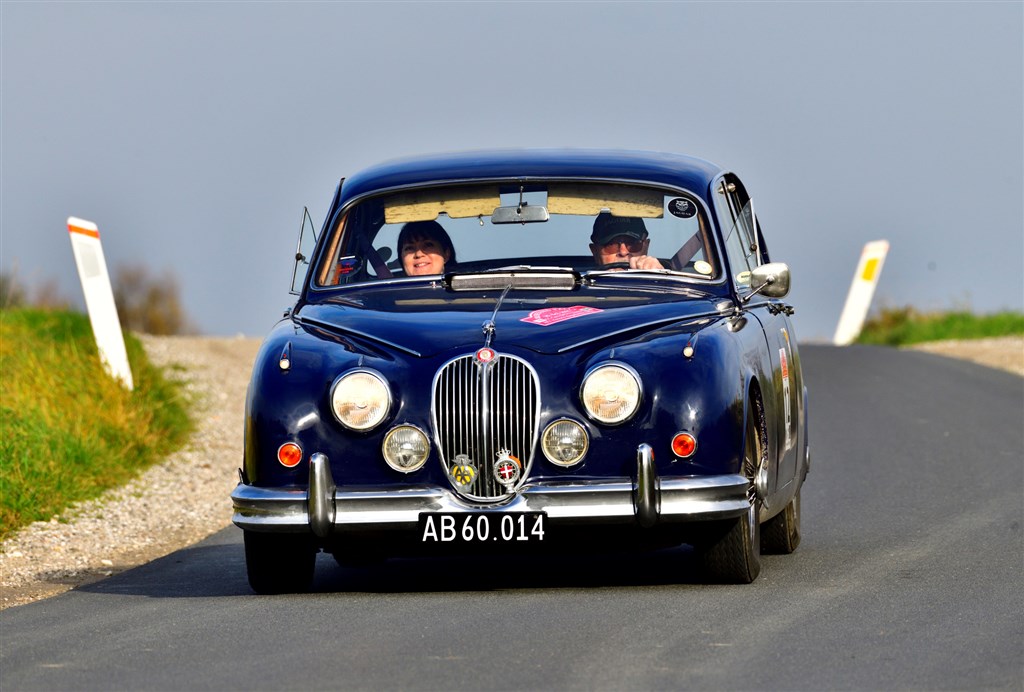 Løbets ældste bil var denne Jaguar MK 2 3.8 fra 1960, som blev kørt i turistklassen af Leo Staun Christensson og Charlotte Staun fra Gilleleje.
(Foto: Michael Eisenberg)